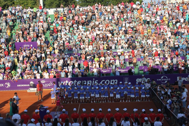 The audience stands up for Simona Halep and Roberta Vinci in Bucharest