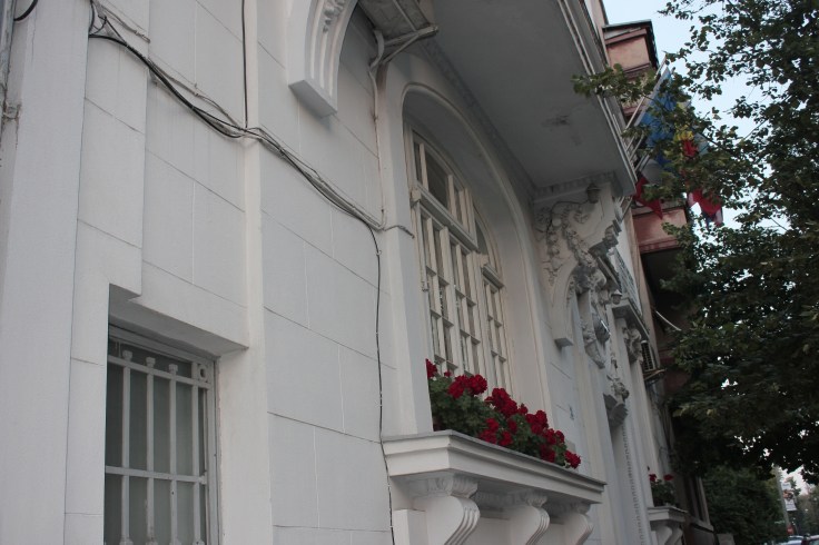 Building on Dacia Boulevard