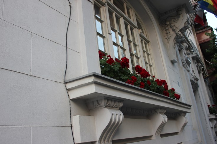 Building on Dacia Boulevard 