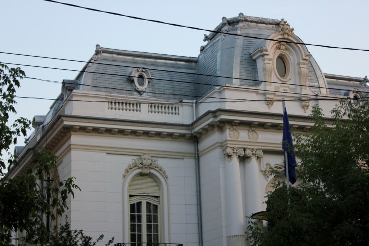 Building on Dacia Boulevard 