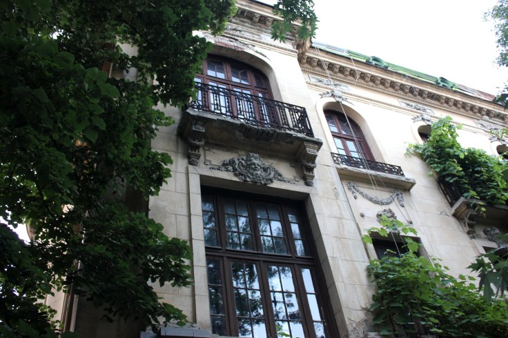 Building on Dacia Boulevard 