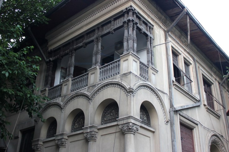 Building on Dacia Boulevard 