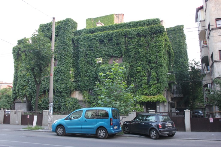 Building on Dacia Boulevard 