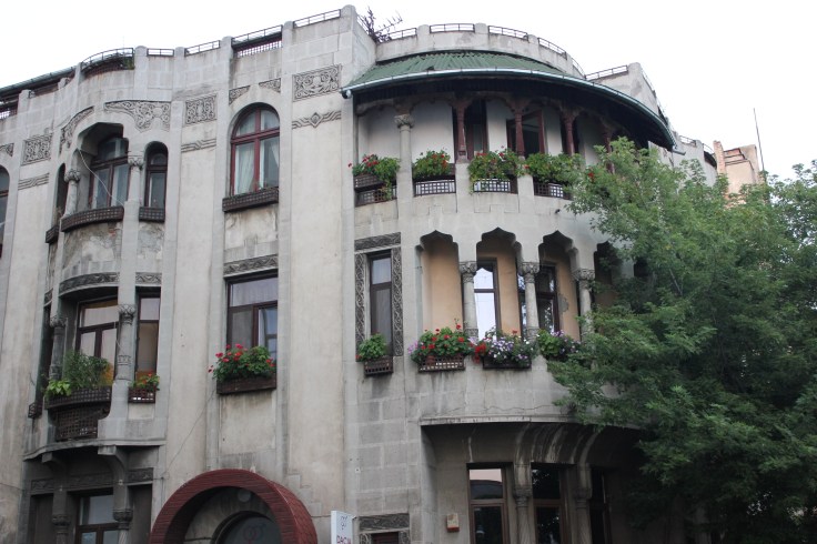 Building on Dacia Boulevard 