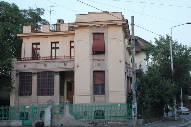 Building on Dacia Boulevard 