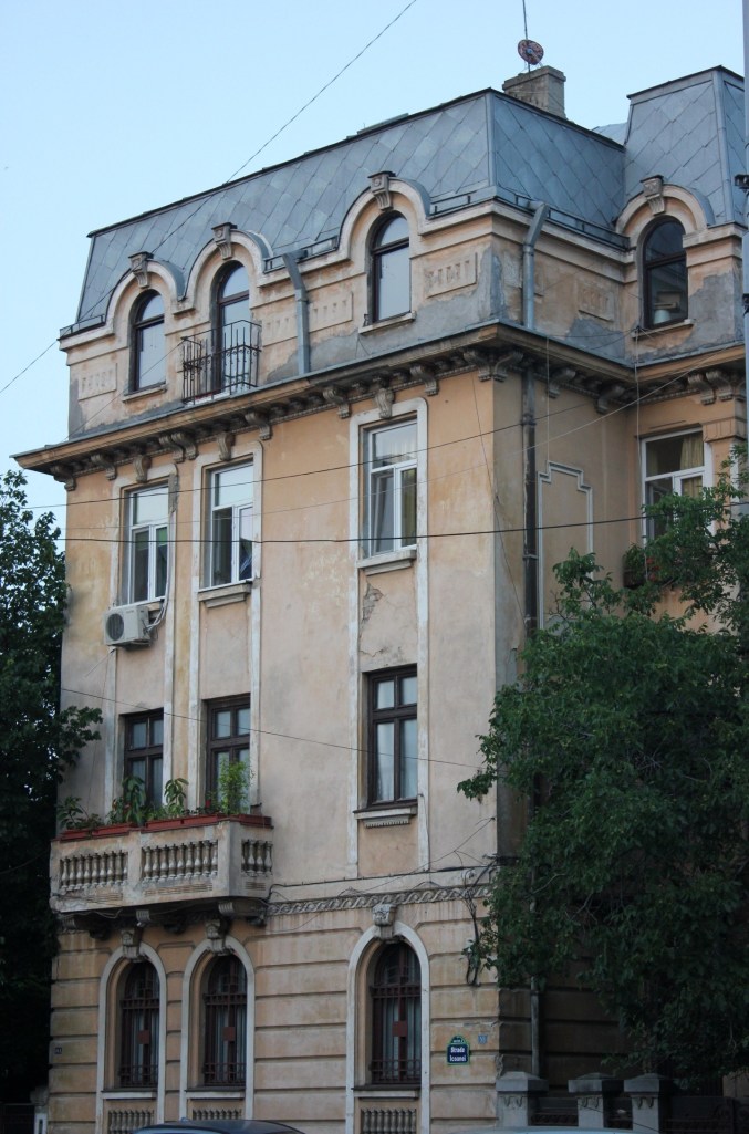 Building on Dacia Boulevard 