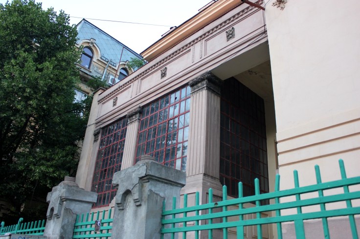 Building on Dacia Boulevard 