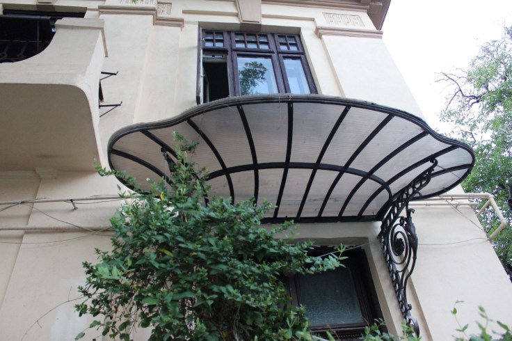Building on Dacia Boulevard 